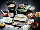 湯宿の朝は、和朝食から。焼き魚、炊きたてご飯、味噌汁。ほっとする味わいが、旅の朝を整えます
