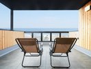 【プライベートサウナART】|2F 共用外気浴スペースからは寺泊の海を一望できる