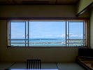 【本館】和室10畳|大きな窓から日本海を望む、落ち着きのある和室。※客室はご指定いただけません。