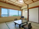【本館】和室10畳|大きな窓から日本海を望む、落ち着きのある和室。※客室はご指定いただけません。
