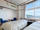 【本館】オーシャンビューツイン416|やわらかな光が差し込む、明るく開放的なツインルーム