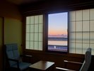 【別亭 夕凪】客室の窓から望む、夕暮れのマジックアワー。刻々と移ろう空と海の美しい景色を望めます