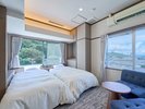 【本館】オーシャンビューツイン607|窓から海を望む、明るく心地よいツインルーム
