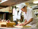 新鮮な海の幸を、熟練の技で美しい舟盛りに