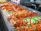 新鮮な海の幸がずらりと並ぶ、寺泊魚の市場通り