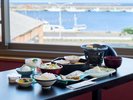 寺泊港を眺めながら味わう、住吉屋の和朝食