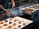 【朝食ビュッフェ】実演調理のライブキッチンでは肉、魚、卵料理がございます