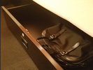 ベット下に、貴重品BOXをご用意。お手回り品の保管などにご活用ください。