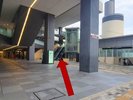 南海電鉄なんば駅が見えたら左へ進みます