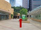 なんばパークスの中を直進します