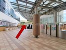 なんばパークスの中を直進します