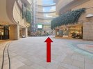 なんばパークスの中を直進します