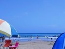 当館より徒歩5分、皆生温泉海水浴場は穏やかな湾。お子様も安心して遊べます。