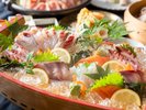 旬の地魚を盛り込んだ、彩り豊かな船盛