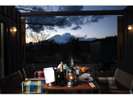 夕刻の富士山を眺めながらご夕食をアウトドアデッキにご用意