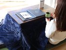ドーム内の机は冬季はこたつ
