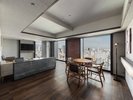 【プレミアム_Q_スイート】温かみある手触りのよい木製テーブル・チェアで寛ぎのひと時を。