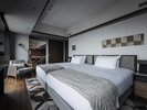 【プレミアム_K_スイート】17階/眺望:南側。1400 × 2030のベッドを2台備えております。