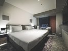 【スーペリア_ツイン】交差点に面する立地にちなむ+モチーフが特徴のシンプルなお部屋です。