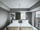 【デラックス_コーナーツイン】西側に面した角部屋のアイランド側ベッド配置が特徴的なお部屋です。