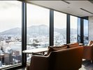 【18F_プレミアムラウンジ】南に面した窓からは藻岩山をはじめとする、ここだけの眺望が広がります。