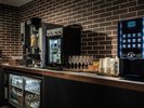 【18F_プレミアムラウンジ】15:00〜23:00までご利用いただけるドリンクサーバーです。