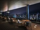 【18F_ROOFTOPテラス】地上約78mホテル最上階に位置し、四季の風を感じるルーフトップ。