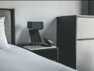 【スーペリア_ツイン】ベッドサイドにはUSBポートとコンセント。寝ながら充電できます。