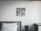 【スーペリア_ツイン】交差点に面する立地にちなむ+モチーフが特徴のシンプルなお部屋です。