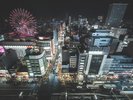 目の前には景色を彩る大きな観覧車も望めます。