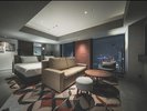 【デラックス_コーナーツイン】西側に面した角部屋のアイランド側ベッド配置が特徴的なお部屋です。