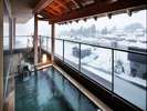悠然と流れる信濃川を眺めながらの雪見露天風呂は最高。