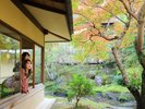 【新館廊下】木々や水の流れをご覧いただけます。