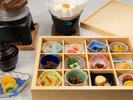 彩り豊かな十二割弁当と釜炊きご飯をお楽しみください。