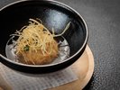 2026秋「松」焼茄子に白胡麻のコクを重ね、もっちりとした食感に仕立てた茄子饅頭。