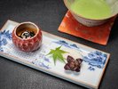 2026秋「松」南京プリンは黒胡麻ソースとともにお楽しみください。