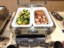 朝食バイキング例 グリルドベジタブル、ウィンナー、ベーコン