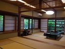 【すみれ】8畳2間で石風呂を備えた特別室でございます