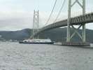 船と明石海峡大橋