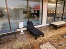 ■温泉入浴の合間にベンチで一息、心地よいひとときを