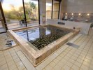 ■大浴場(ひのき風呂)ヒノキの香りに包まれ、心身ともにリラックスできる至福のひととき