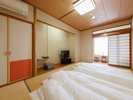 ■和室(303号室)広々とした和室で、布団を敷いた状態でゆったりとお過ごしください