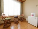 ■和室(303号室)窓際のテーブルと椅子で一息