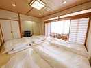 ■和室(313号室)広々とした和室で、布団を敷いた状態でゆったりと過ごす贅沢な時間