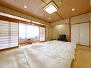 ■和室(312号室)広々とした和室で、布団を敷いた状態でゆったりと過ごす贅沢な時間