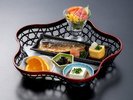 朝食一例:焼き魚・だし巻き卵などバランスの取れた和朝食。ご飯と味噌汁はおかわり自由