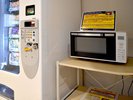 【電子レンジ】3階の連絡通路にございます。