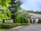 【外観】四季折々で表情を変える自然豊かなホテル「森の泉」