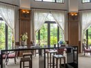 【ラウンジ】中庭を一望する空間でご自由にお過ごしください