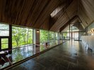 【森の湯】旅の疲れを癒してくれる広々とした大浴場。